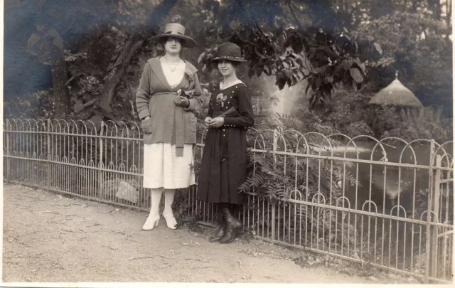 BE774 Vintage Photo Card RPPC Women Woman Fashion Fashion Public Garden Park