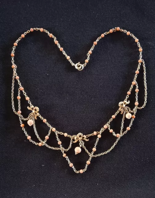 Collier draperie en vermeil (or sur argent) et corail, début XXème.