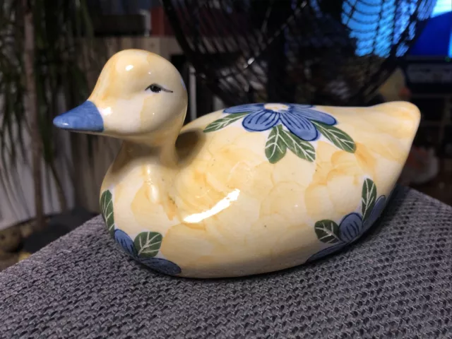 Handbemalte Keramik Mallard Ente Figur ca. 12 cm gelb mit blauen Blumen