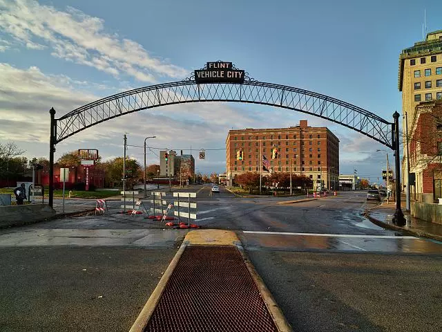 Photo:Vehicle City arch in dowtown Flint, Michigan