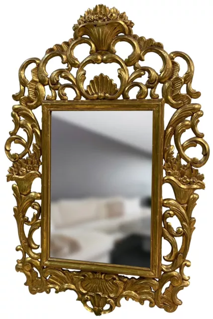 Antiguo espejo, cornucopia de madera, dorado al oro fino. Marco dorado. Palacieg