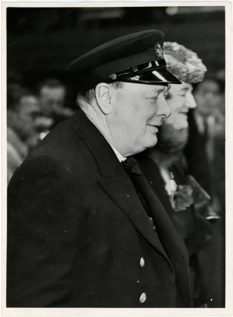19 August 1941 wartime press photo of Winston and Clementine Churchill