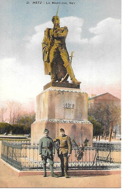 Cpa Moselle Metz - Deux Militaires Devant Le Monument Du Marechal Ney
