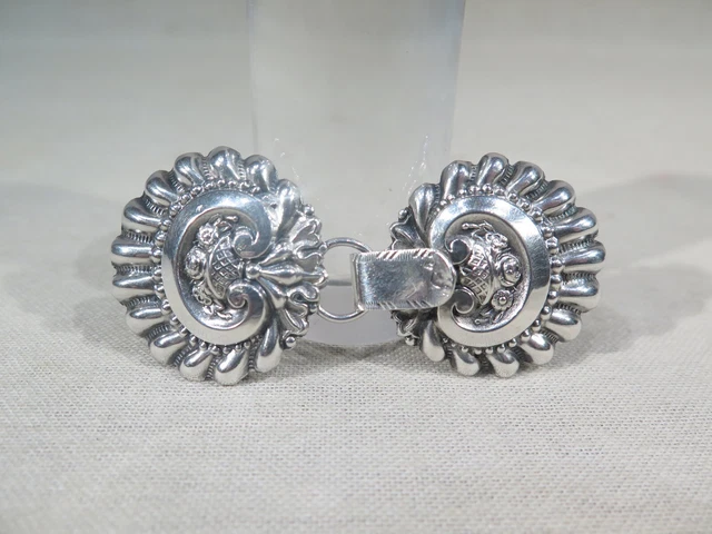 ANCIENNE JOLIE PETITE Boucle De Cape En Argent Massif Decor Panier