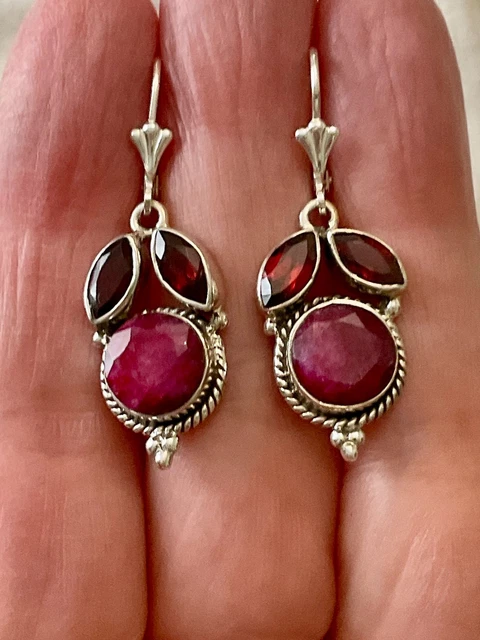 Boucles D'Oreilles Anciennes En Argent Massif Avec Fleur En Corail Sculpté - Clous