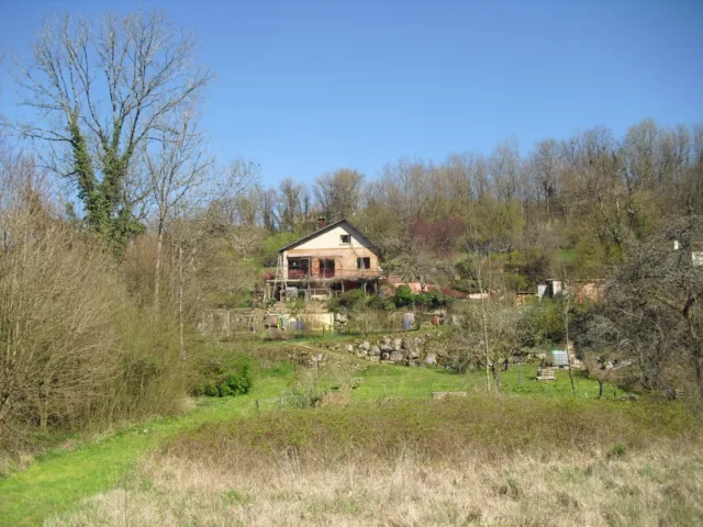 maison individuelle avec gîte et petit camping au bord du Doubs et veloroute