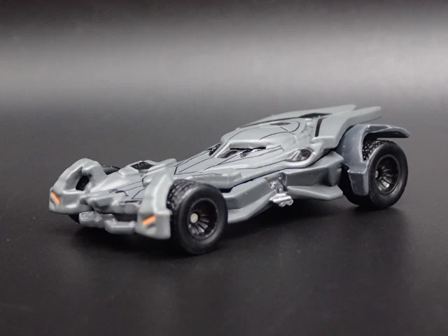 Hot Wheels Batmobile – Batman Dark Knight – Die-Cast – Échelle 1:64 – 7 Cm – Pop Culture