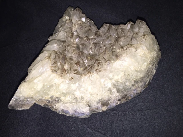 Rauchquarz Quarz Kristall Geode Druse Edelstein Halbedelstein mit Gold Sprenkel