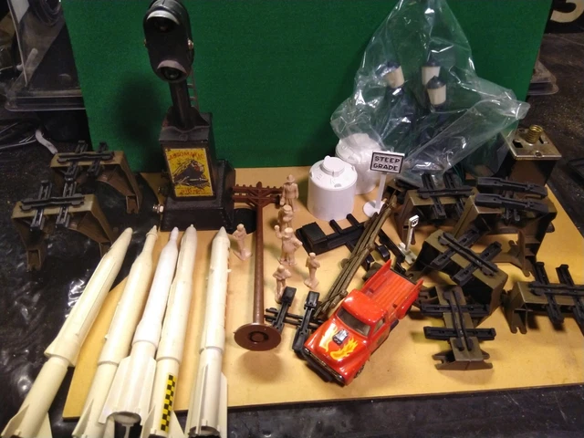 Lionel Marx accessories lot O/O27, 3 rail, O gauge, bridge
