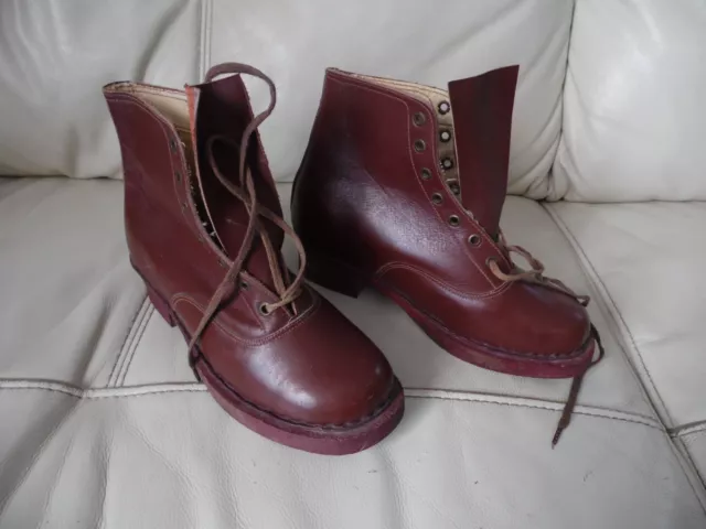 ancienne paire de chaussures en cuir montantes à semelles bois années 40/50