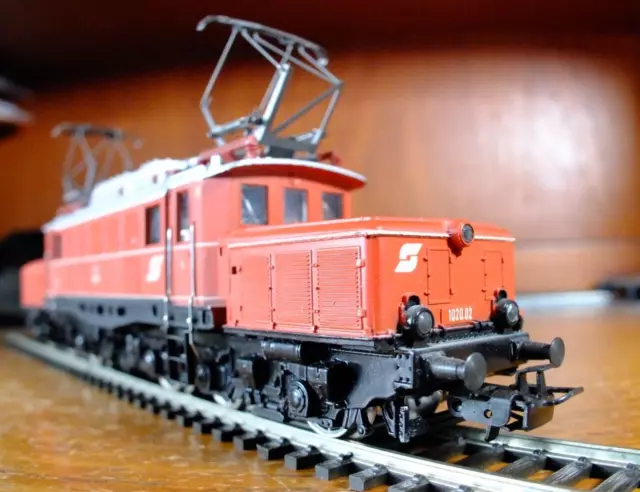 Marklin 3159 HO gauge ÖBB 1020 “Krokodil” electric loco in red livery