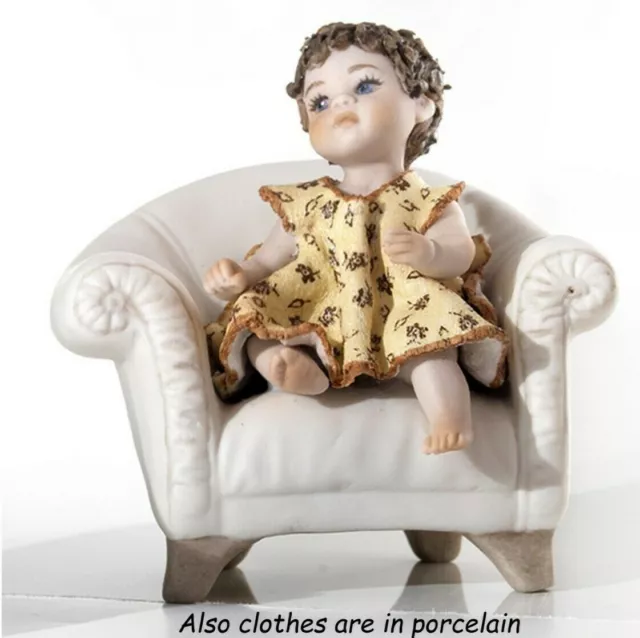 Petite Statue De Fille Sur Fauteuil en Porcelaine Capodimonte Figurine neuf