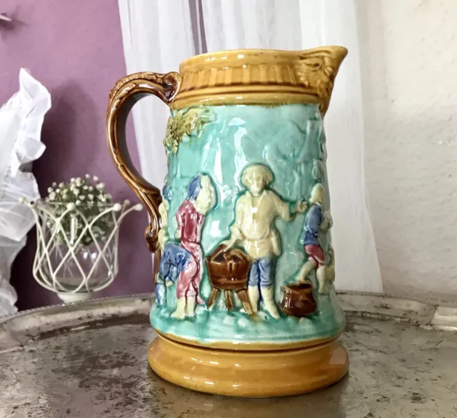Antik Keramik Majolika Schankkrug Kanne Krug 1900-20 Relief feiernde Gesellschaf