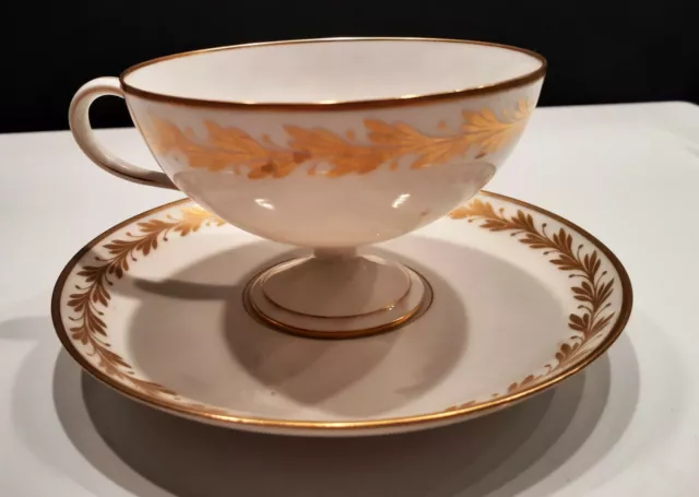 tasse en porcelaine de paris forme Empire décor laurier doré