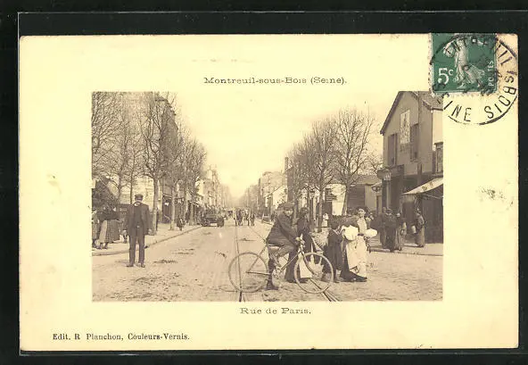 CPA gaufrée Montreuil-sous-Bois, Rue de Paris, vue de la rue