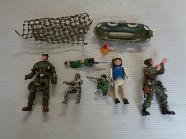 Lot de personnages miniatures et petits jouets divers