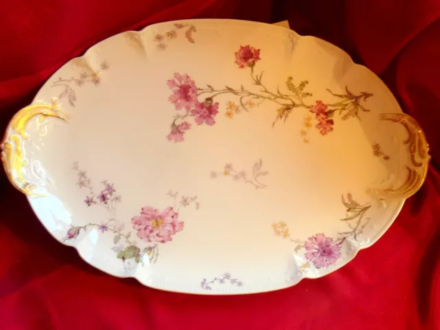 Grand Plat Ovale  Ancien De Service En Porcelaine  Au " Oeillets "
