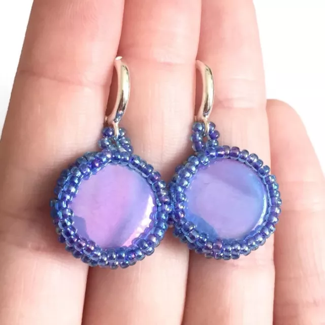 Boucles d'oreilles à levier tissées perles coquille violettes et bleues faites main 3