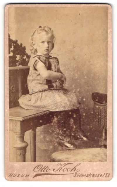 Fotografie Otto Koch, Husum, Süderstr. 152, Blondes Mädchen in kariertem Kleid