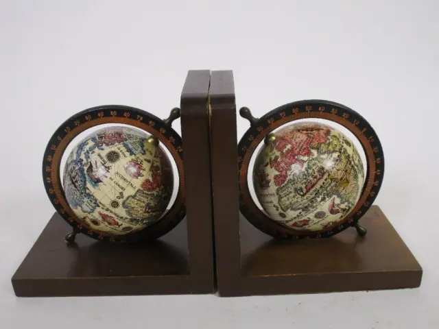 Dekoratives Holz Buchstützen-Paar, Alte Globen á ca. 13 cm H   1G5269