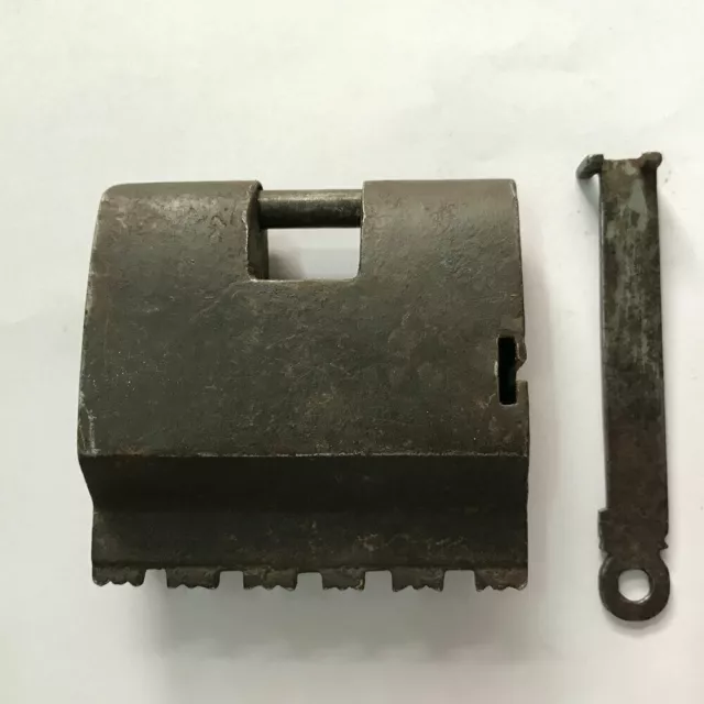 Un cadenas ou une serrure en fer antique avec un mécanisme à ressort barbelé