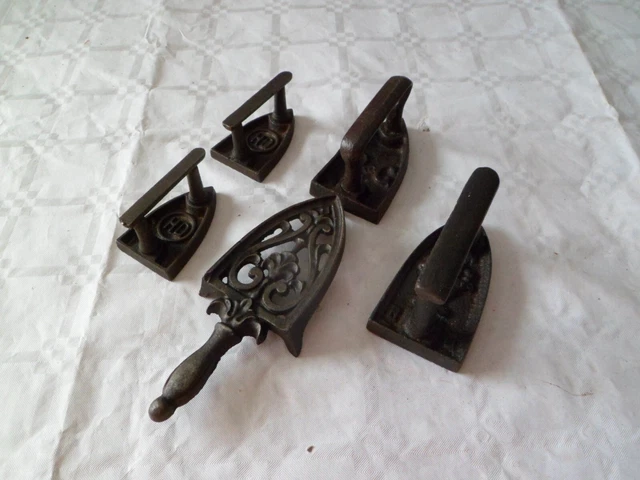 Ancien Fer A Repasser De Dentelliere , Lot De 4 + 1 Repose Fer