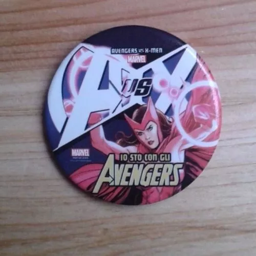 Spilla Marvel Avengers Vs X-Men  - Scarlet - Gadget Ufficiale Panini Comics