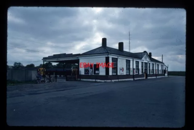 Photo  Tottenham Corner Railway Station Exterior