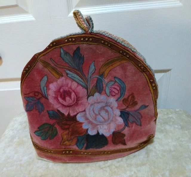 Antiguo té de terciopelo floral estilo victoriano acogedor acolchado forrado de satén