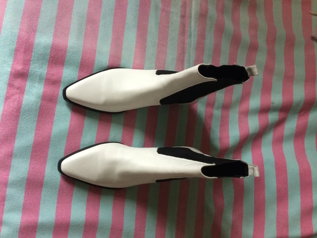bottines santiag en cuir Zara, blanches et noires portées une fois.
