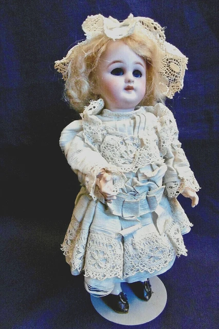 BELLE POUPÉE ANCIENNE habits d'origine avec sa malle EUR 70,00