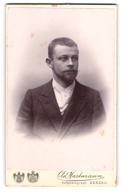 Fotografie Ad. Hartmann, Dessau, Franz-Straße 24b, Junger Herr mit gezwirbeltem