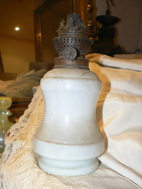 Lampe à Pétrole Vintage Opaline Blanche – Fleur Rose, Laiton, Hauteur 19,5cm