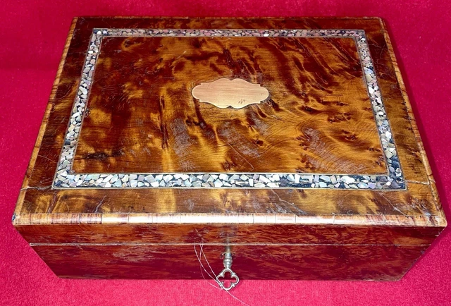 Coffret en placage de loupe de thuya et incrustations de nacre, ébène