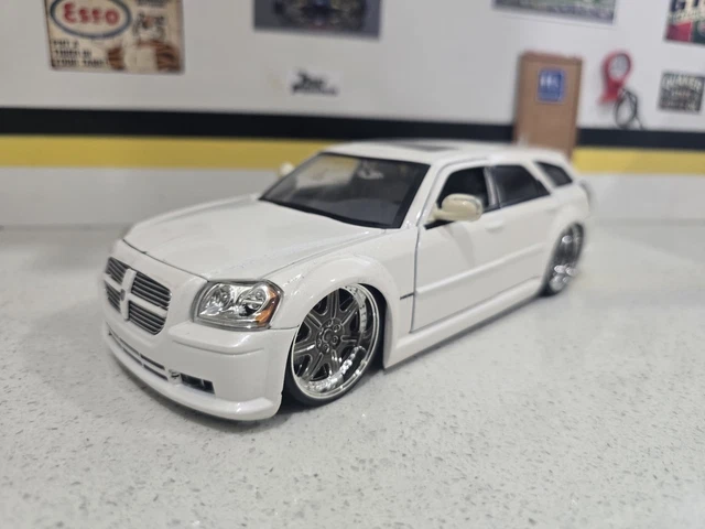 ミニカー BIGTIME MUSCLE  2006  Dodge Magunum R/T 2006 Jada Big Time Muscle 2006 Dodge Magnum R/T Black Die
