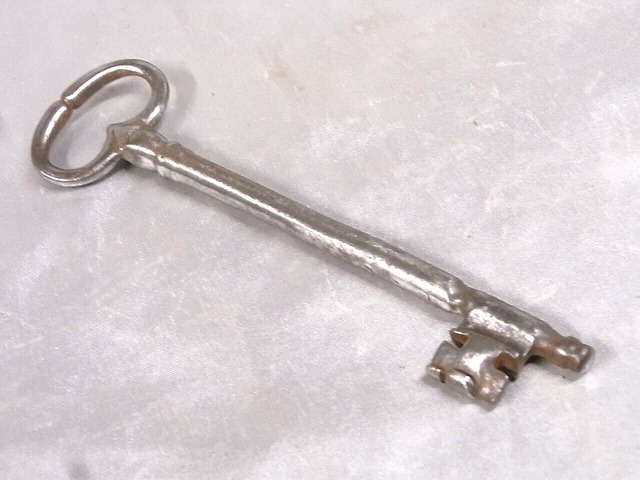 Ancienne Clé De Porte En Fer Forgé – XIXème Siècle – Pièce Unique