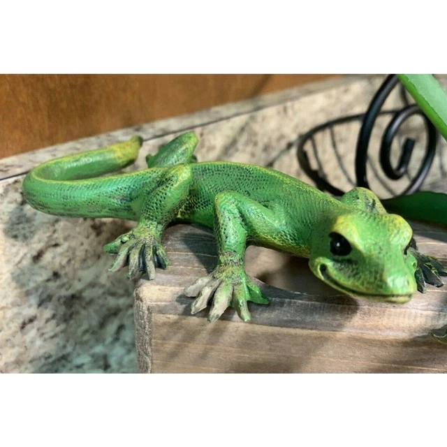 Yard Metal Sculpture Green Lizard WHIMSICAL Garden Statue-Left