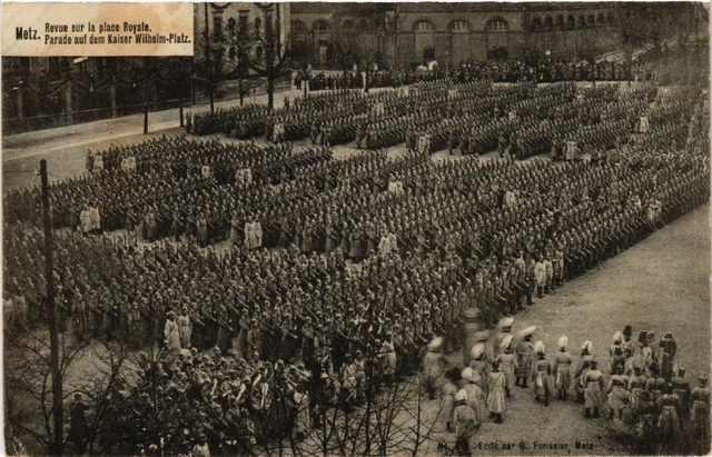 CPA AK METZ Revue sur la Place ROYALale (393325)