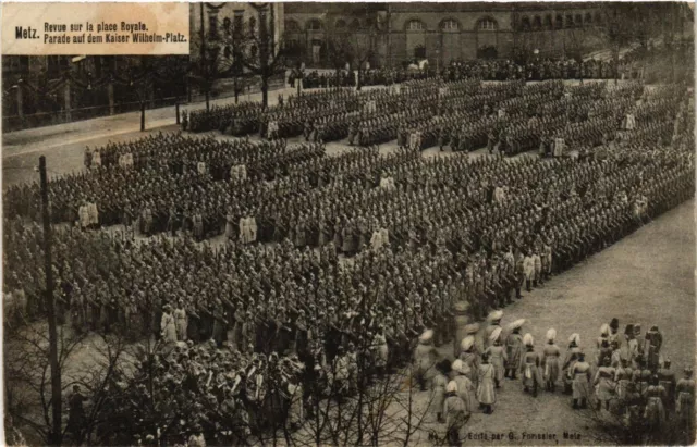 CPA AK METZ Revue sur la place ROYale (393325)
