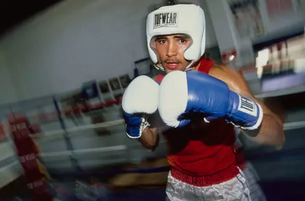 Boxer Oscar De La Hoya USA poses for photograph during a training - Old Photo 1
