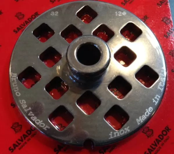 Salvador Size 32 Mincer Plate With Hub Square Holes - 18mm