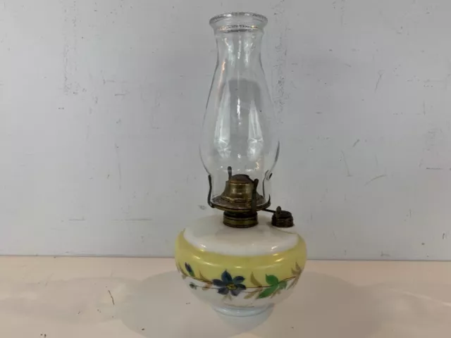Vintage Possiblement Antique Verre Huile Lampe Avec Jaune Floral Décorations
