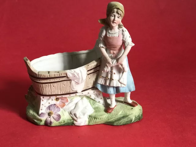 Petite jardinière en biscuit polychrome jeune paysanne lavant son linge