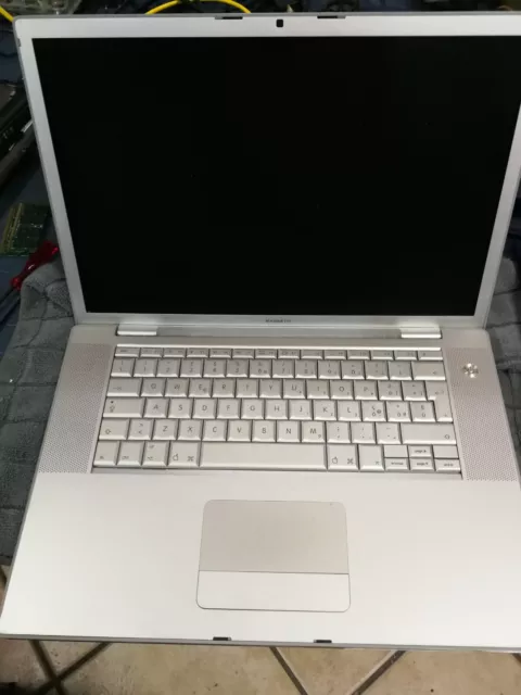 APPLE Macbook Pro 15" 2007 A1226 2.4GHz INTEL Core 2 Duo No RAM No HDD No Alim.