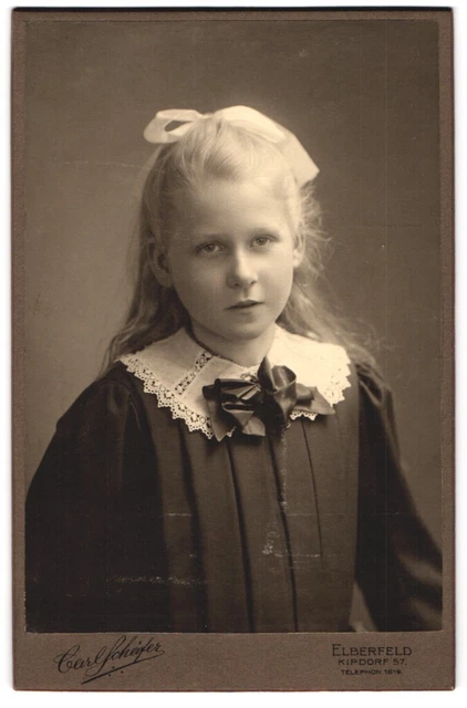 Fotografie Carl Schäfer, Elberfeld, Kipdorf 57, Hübsches Mädchen im Kleid mit S