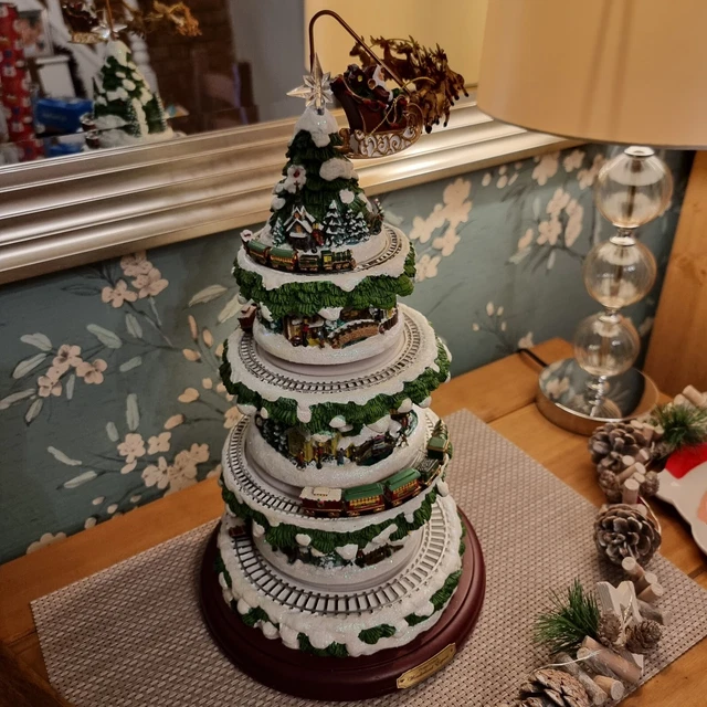 THOMAS KINKADE WONDERLAND Express Musical Moving Trains Lights