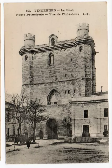 vincennes , le fort , porte principale , vue de l'intérieur