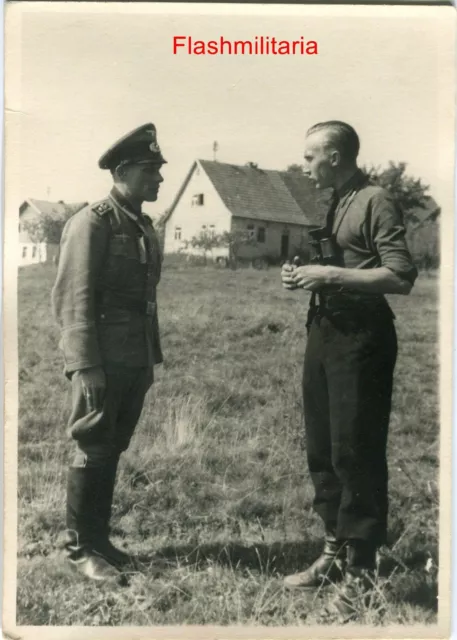 Photo allemande guerre WW2 -- Sous-officier de la Heer avec Panzerman jumelles