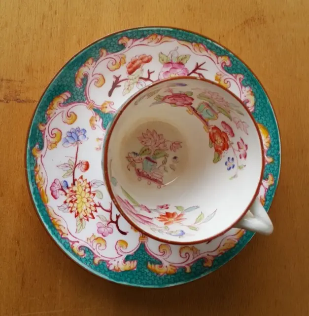 Une tasse et sa sous-tasse en porcelaine Sarreguemines décor Minton 248