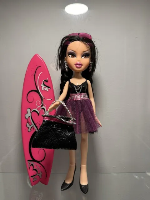 MGA Entertainment Bratz Spring Break Series 10 Inch Doll Set - YASMIN with  2 Swimsuits, 2 Shoes, Sunglasses, Handbag, Surfboard & Beach Accessory
